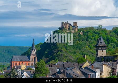 Schloss Schönberg über der gut erhaltenen mittelalterlichen Stadt Oberwesel, UpperMittelrheintal, UNESCO-Weltkulturerbe, Rheinland-Pfalz, Deutschland Stockfoto