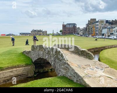 Die Swilcan Stone Bridge auf dem 18. Fairway, der Old Course, der Golfplatz St Andrews Links, St Andrews, Fife, Schottland, Großbritannien Stockfoto