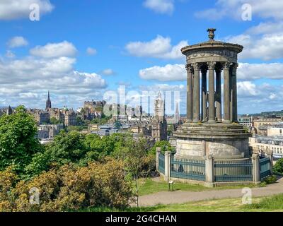 Altstadt und Schloss aus Carlton Hill, Edinburgh, Schottland, Großbritannien Stockfoto