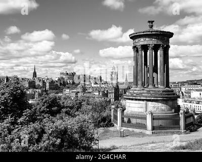 Altstadt und Schloss aus Carlton Hill, Edinburgh, Schottland, Großbritannien Stockfoto