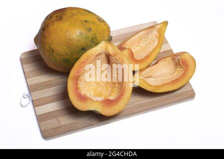 Ein Blick von oben auf volle Mango- und Mangoscheiben auf einem Kochbrett Stockfoto