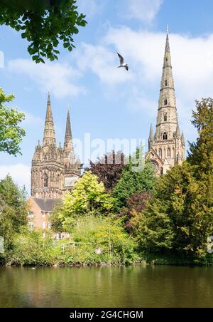 Litchfield Cathedral aus dem 12. Jahrhundert aus Minster Pool, Lichfield, Staffordshire, England, Großbritannien Stockfoto