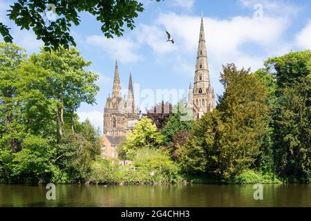 Litchfield Cathedral aus dem 12. Jahrhundert aus Minster Pool, Lichfield, Staffordshire, England, Großbritannien Stockfoto