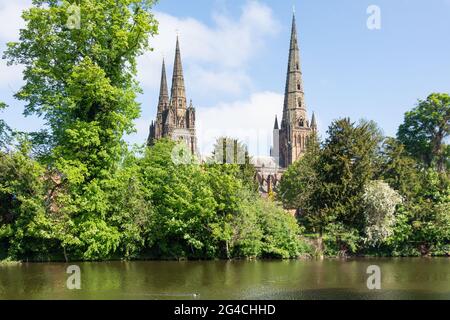 Litchfield Cathedral aus dem 12. Jahrhundert aus Minster Pool, Lichfield, Staffordshire, England, Großbritannien Stockfoto