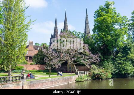 Litchfield Cathedral aus dem 12. Jahrhundert aus Minster Pool, Lichfield, Staffordshire, England, Großbritannien Stockfoto