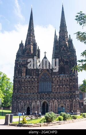 West Front of Lichfield Cathedral from the Close, Lichfield, Staffordshire, England, Vereinigtes Königreich Stockfoto