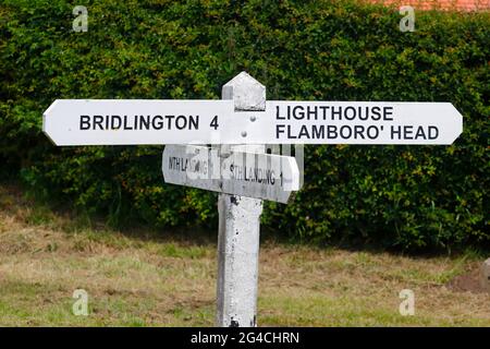 Eine traditionelle Fingerpost oder Wegmarkerpost an einer Kreuzung im Dorf Flamborough in East Yorkshire. Stockfoto