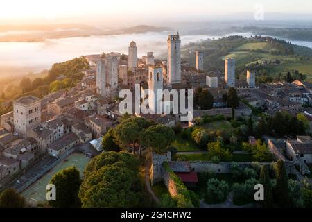 Luftaufnahme der Türme von San Gimignano bei Sonnenaufgang. Provinz Siena, Toskana, Italien, Europa. Stockfoto