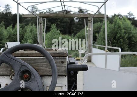 Verlassenes Ponton-Boot, das von dem Ort aus schaute, an dem der Kapitän einst stand. Stockfoto