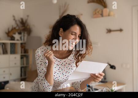 Überglücklich Frau, die den Brief las, den Erfolg feierte, erhielt unerwartete gute Nachrichten Stockfoto