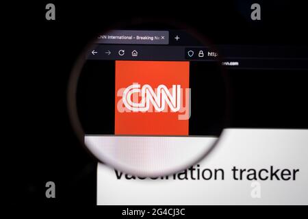 CNN-Firmenlogo auf einer Website, die durch eine Lupe auf einem Computerbildschirm angezeigt wird. Stockfoto