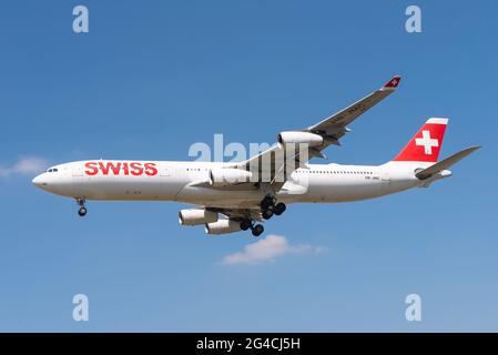 Das Schweizer Airbus A340-Düsenflugzeug HB-JMC kommt im Finale an und landet am Flughafen London Heathrow, Großbritannien. Swiss International Air Lines Großkörperflugzeug Stockfoto