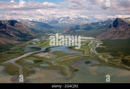 Der Blick von einem Hubschrauber, der über das Rapadalen-Tal, den Sarek-Park, Schwedisch Lappland fliegt. Stockfoto