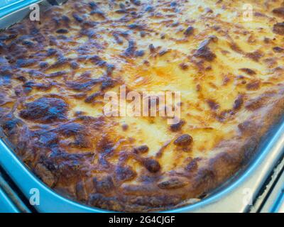 Eine Nahaufnahme von Pastitsio auf einer Tablettpfanne Stockfoto