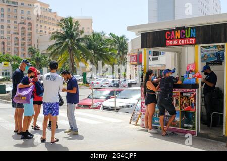Eine Gruppe von Touristen spricht mit dem Reiseveranstalter, wenn amerikanische Reisende nach Cancun, Mexiko, zurückkehren. Die mexikanische Touristenstadt wurde durch die Pandemie Covid-19 wirtschaftlich verwüstet. Juni 2021 Stockfoto