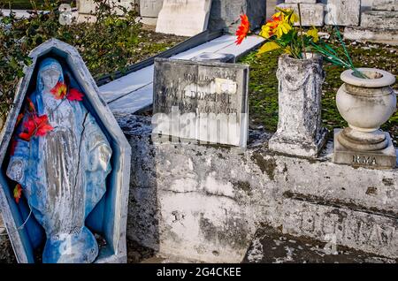 Eine Statue der Jungfrau Maria wird am oberirdischen Grab einer Mutter auf dem St. Patrick Friedhof Nr. 2, 14. November 2015, in New Orleans, Louisiana, aufgestellt. Stockfoto