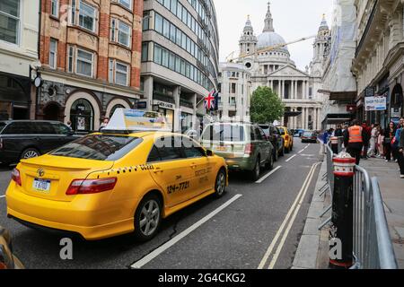 London, Großbritannien. 19. Juni 2021. Eine Szene aus dem Film, der während der Dreharbeiten zu „The Flash“ in der St. Paul's Cathedral gedreht wurde. Quelle: Waldemar Sikora Stockfoto