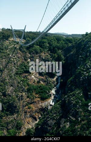 Blick auf den Fluss Paiva und die Hängebrücke Arouca 516 in der Gemeinde Arouca, Portugal. Stockfoto