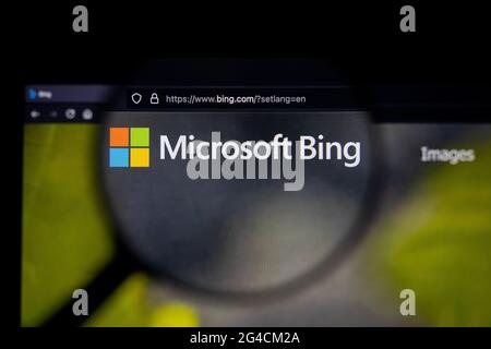 Bing-Suchmaschinen-Logo auf einer Website, auf einem Computerbildschirm durch eine Lupe gesehen. Stockfoto