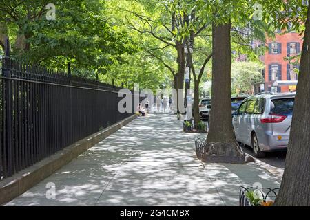New York, NY, USA - 21. Juni 2021: Zaun und Gehweg rund um den Gramercy Park Stockfoto