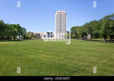 1934 Hochhaus im Art déco-Stil des North Dakota State Capitol Building in Bismarck, North Dakota. Das Gebäude wurde von den Architekten Joseph Be aus North Dakota entworfen Stockfoto