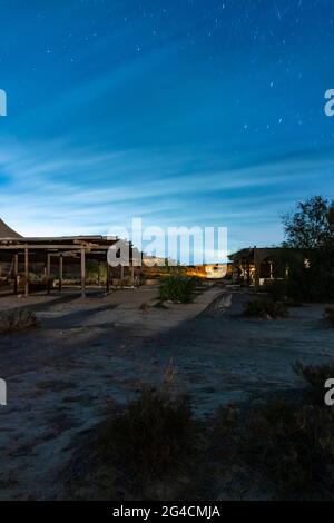 Lange Exposition von Sternen verursacht leichte Spuren. Die Milchstraßengalaxie. Übernachtung in der Wüste. Nizana, Israel. Hochwertige Fotos Stockfoto