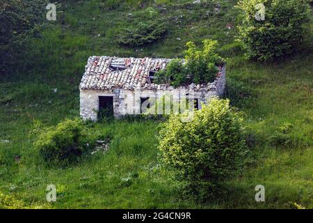 Verlassene Gebäude in der Nähe einer Berghütte Stockfoto