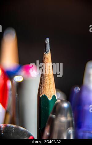 Bleistiftmakro auf grauem Hintergrund. Hochwertige Fotos Stockfoto