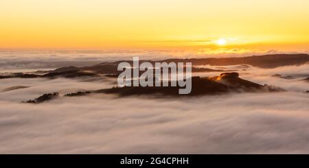 Sonnenaufgang und Morgennebel, Te Mata Peak, Hawke's Bay, Neuseeland Stockfoto