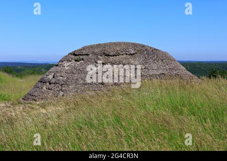 Ein Betonmaschinengewehrturm aus dem Ersten Weltkrieg in Fort Douaumont (Fort de Douaumont) in Douaumont (Meuse), Frankreich Stockfoto