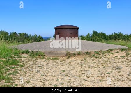 Ein Maschinengewehrturm aus dem Ersten Weltkrieg in Fort Douaumont (Fort de Douaumont) in Douaumont (Meuse), Frankreich Stockfoto