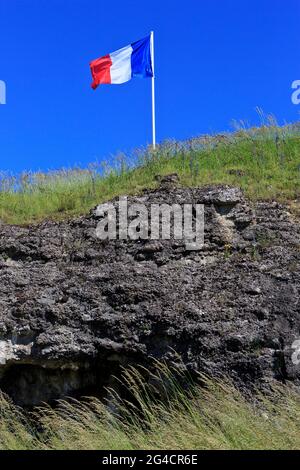 Die französische Flagge, die stolz über Fort Douaumont (Fort de Douaumont) im Ersten Weltkrieg in Douaumont (Meuse), Frankreich, fliegt Stockfoto