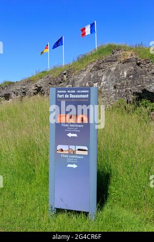 Die französische, deutsche und europäische Flagge, die über Fort Douaumont (Fort de Douaumont) im Ersten Weltkrieg in Douaumont (Meuse), Frankreich, fliegt Stockfoto