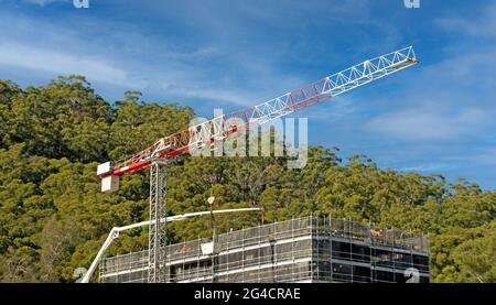 3.Mai 2021. Betonboom-Pumpe, die mit einem Turmkran und einem wolkigen blauen Himmel auf der 56-58 Beane St. Gosford Material zur neuen Baustelle liefert. A Stockfoto