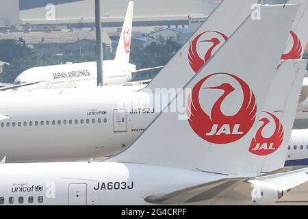 Die Flugzeuge von Japan Airlines (JAL) werden am 15. Juni 2021 am Tokyo International Airport in Tokio, Japan, gezeigt. Quelle: AFLO/Alamy Live News Stockfoto