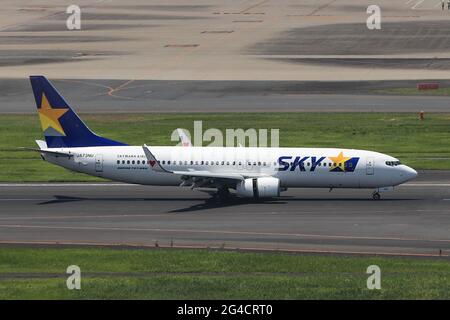 Am 15. Juni 2021 wird am Tokyo International Airport in Tokio, Japan, ein Flugzeug der Skymark Airlines gesehen. Quelle: AFLO/Alamy Live News Stockfoto
