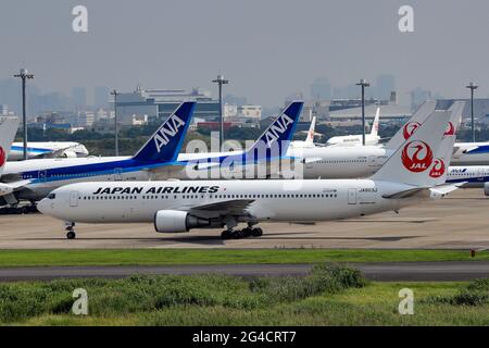 Die Flugzeuge von Japan Airlines (JAL) und All Nippon Airways (ANA) werden am 15. Juni 2021 am Tokyo International Airport in Tokio, Japan, gezeigt. Quelle: AFLO/Alamy Live News Stockfoto