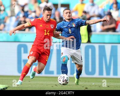 Rom. Juni 2021. Der Italiener Marco Verratti (R) steht mit dem walisischen Connor Roberts während des Fußballspiels der UEFA EURO 2020 Group A zwischen Italien und Wales am 20. Juni 2021 im Olympiastadion in Rom auf. Quelle: Cheng Tingting/Xinhua/Alamy Live News Stockfoto
