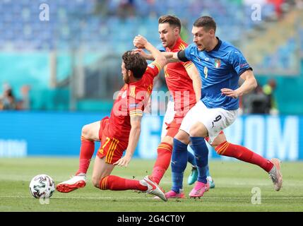 Rom. Juni 2021. Die Italienerin Andrea Belotti (R) steht mit Joe Allen (L) und Aaron Ramsey aus Wales während des Fußballspiels der UEFA EURO 2020 Group A zwischen Italien und Wales im Olympiastadion in Rom am 20. Juni 2021 gegenüber. Quelle: Cheng Tingting/Xinhua/Alamy Live News Stockfoto