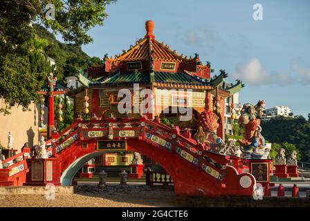 Pagode, Statuen und die Brücke der Langlebigkeit im Tin Hau Tempel in Repulse Bay, Hong Kong Island Stockfoto