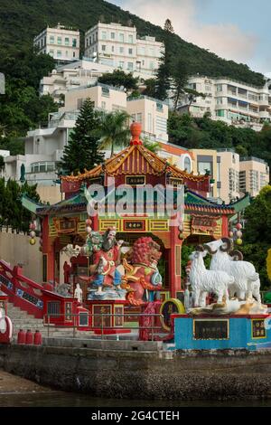 Pagode, Statuen und die Brücke der Langlebigkeit im Tin Hau Tempel in Repulse Bay, Hong Kong Island Stockfoto