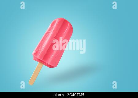 Rotes Eis auf blauem Hintergrund. Frischer gefrorener Eispopsicle mit Kopierraum. Sommerhintergrund Stockfoto