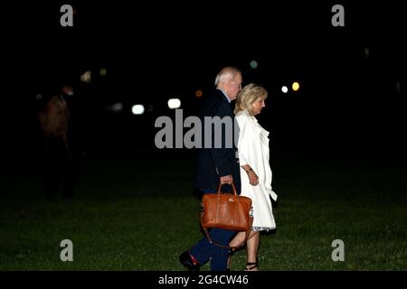 Washington, Usa. Juni 2021. US-Präsident Joe Biden, links, und US-First Lady Jill Biden gehen auf der Ellipse in der Nähe des Weißen Hauses, nachdem sie am Sonntag, den 20. Juni, in der Marine One in Washington, DC, USA, angekommen sind. 2021. Biden plant, am Montag mit den führenden US-Finanzaufsichtsbehörden zusammenzutreffen, um über den Zustand des von ihnen beaufsichtigen Systems zu diskutieren und darüber, wie die Prioritäten seiner Regierung, einschließlich des Klimawandels und der Integration, am besten angegangen werden können. Fotograf: Stefani Reynolds/Pool/Sipa USA Kredit: SIPA USA/Alamy Live News Stockfoto