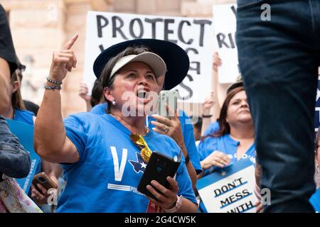 Austin, Texas, USA. Juni 2021. Fast tausend texanische Demokraten, darunter dieser glühende Unterstützer, versammelten sich vor dem State Capitol, um die im Kongress festgefahrenen Wahlrechtsentwürfe zu unterstützen und die republikanischen Bemühungen zu vereiteln, die Wählerregistrierung und den Zugang zu den Umfragen zu verhindern. Johnsons Vater, Lyndon Baines Johnson (LBJ), unterzeichnete den Stimmrechtsakt 1965, als er US-Präsident war. Kredit: Bob Daemmrich/Alamy Live Nachrichten Stockfoto