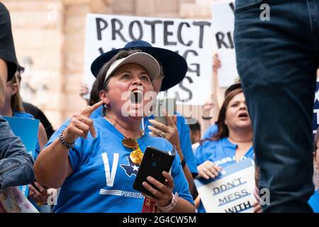 Austin, Texas, USA. Juni 2021. Fast tausend texanische Demokraten, darunter dieser glühende Unterstützer, versammelten sich vor dem State Capitol, um die im Kongress festgefahrenen Wahlrechtsentwürfe zu unterstützen und die republikanischen Bemühungen zu vereiteln, die Wählerregistrierung und den Zugang zu den Umfragen zu verhindern. Johnsons Vater, Lyndon Baines Johnson (LBJ), unterzeichnete den Stimmrechtsakt 1965, als er US-Präsident war. Kredit: Bob Daemmrich/Alamy Live Nachrichten Stockfoto