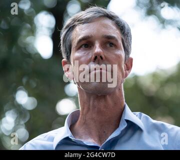 Austin, Texas, USA. Juni 2021. Fast eintausend texanische Demokraten, darunter der ehemalige Kongressabgeordnete und Präsidentschaftskandidat BETO O'ROURKE, versammelten sich vor dem State Capitol, um die im Kongress festgefahrenen Wahlrechtsentwürfe zu unterstützen und die republikanischen Bemühungen zu vereiteln, die Wählerregistrierung und den Zugang zu den Umfragen zu verhindern. Kredit: Bob Daemmrich/Alamy Live Nachrichten Stockfoto