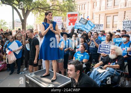 Austin, Texas, USA. Juni 2021. LUCI BAINES JOHNSON, Tochter des ehemaligen Präsidenten Lyndon Johnson, spricht im State Capitol vor Hunderten von Demokraten in Texas und unterstützt die im Kongress ins Stocken geratenen Wahlrechtsentwürfe und prangerte die republikanischen Bemühungen an, die Wählerregistrierung und den Zugang zu den Umfragen zu verhindern. Kredit: Bob Daemmrich/Alamy Live Nachrichten Stockfoto