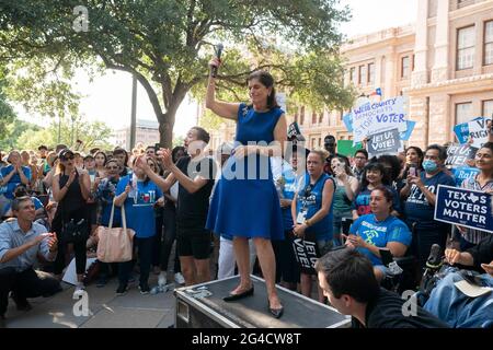 Austin, Texas, USA. Juni 2021. LUCI BAINES JOHNSON, Tochter des ehemaligen Präsidenten Lyndon Johnson, spricht im State Capitol vor Hunderten von Demokraten in Texas und unterstützt die im Kongress ins Stocken geratenen Wahlrechtsentwürfe und prangerte die republikanischen Bemühungen an, die Wählerregistrierung und den Zugang zu den Umfragen zu verhindern. Kredit: Bob Daemmrich/Alamy Live Nachrichten Stockfoto