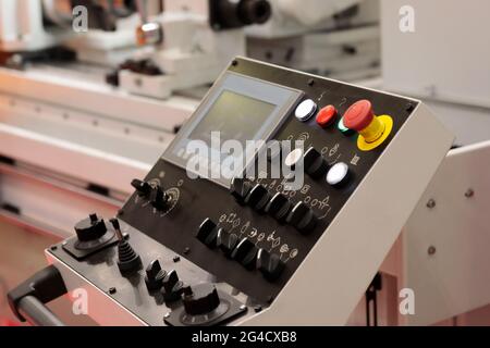 Bedienfeld der industriellen Metallbearbeitungsmaschine. Selektiver Fokus. Stockfoto