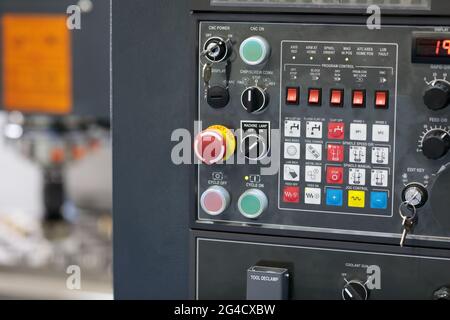 Bedienfeld der CNC-Fräsmaschine. Selektiver Fokus. Stockfoto